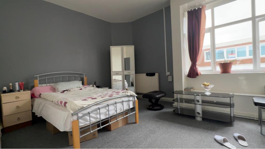 Lot: 60 - FREEHOLD MIXED USE INVESTMENT IN TOWN CENTRE - Double bedroom in largest flat